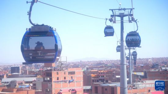 　　7月8日，玻利維亞拉巴斯“我的纜車”系統(tǒng)藍(lán)線纜車在運(yùn)行中。新華社發(fā)（哈維爾·馬馬尼攝）