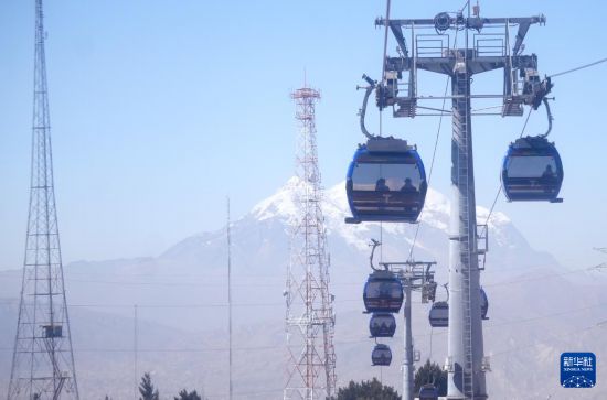 　　7月8日，玻利維亞拉巴斯“我的纜車”系統(tǒng)藍(lán)線纜車在運(yùn)行中。新華社發(fā)（哈維爾·馬馬尼攝）