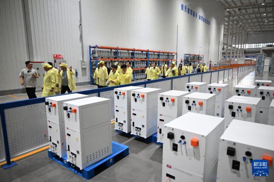 7月23日，上海合作組織媒體智庫峰會與會嘉賓在位于河南許昌的許繼電氣股份有限公司參訪。新華社記者 李嘉南 攝