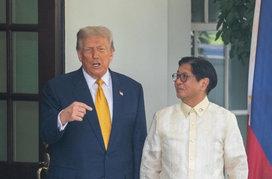 7月22日，美國總統(tǒng)特朗普（左）在華盛頓白宮歡迎到訪的菲律賓總統(tǒng)馬科斯。新華社記者 胡友松 攝