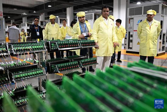 7月23日，上海合作組織媒體智庫峰會與會嘉賓在位于河南許昌的許繼電氣股份有限公司參訪。新華社記者 李嘉南 攝