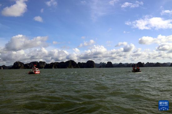 7月23日，工作人員在越南廣寧省下龍灣搜尋失蹤人員。新華社/越通社