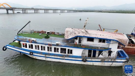 7月20日，在越南廣寧省下龍灣，發(fā)生傾覆事故的游船被拖回岸邊。新華社/越通社