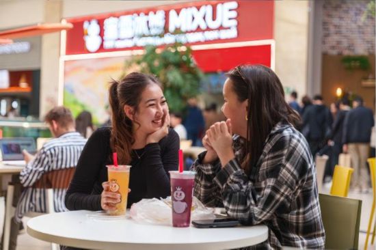 蜜雪冰城哈薩克斯坦阿拉木圖門店的經(jīng)營場景。新華社發(fā)（周卿攝）