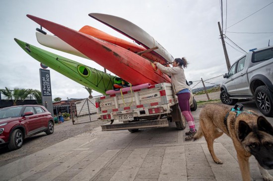 7月30日，在智利瓦爾帕萊索大區(qū)康孔市，一名女士準備向安全地帶撤離。新華社發(fā)