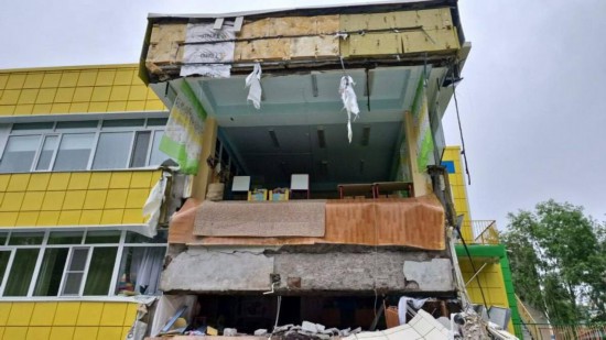 這是7月30日拍攝的俄羅斯堪察加彼得羅巴甫洛夫斯克市在地震中受損的幼兒園。新華社發(fā)（俄羅斯堪察加邊疆區(qū)政府供圖）