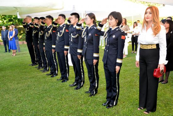 7月17日，在位于克羅地亞首都薩格勒布的中國(guó)駐克羅地亞大使館，中國(guó)警員參加第六次中國(guó)與克羅地亞警務(wù)聯(lián)巡啟動(dòng)儀式。新華社記者李學(xué)軍攝