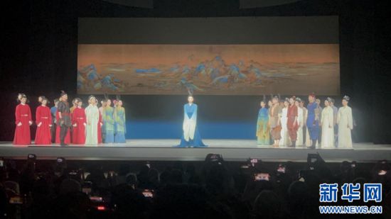 8月1日晚，經(jīng)典舞蹈詩劇《只此青綠》的演藝人員在好萊塢杜比劇院表演結(jié)束后謝幕。曾慧攝