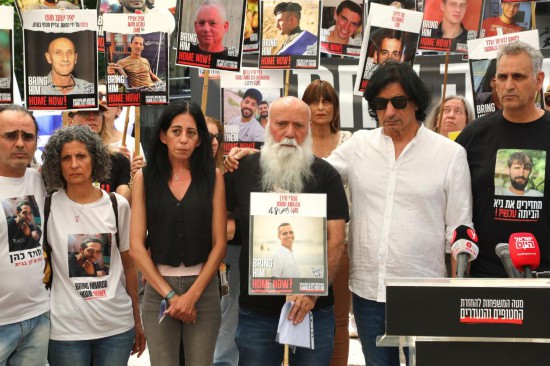 4月18日，在以色列特拉維夫的一處廣場，被扣押人員家屬舉行記者會，要求以政府推動釋放被扣押人員。新華社發(fā)（吉德翁·馬科維奇攝/基尼圖片社）
