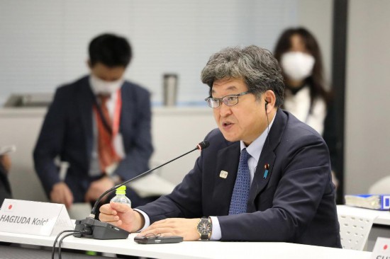 2020年9月24日，時(shí)任日本文部科學(xué)大臣萩生田光一在會(huì)議現(xiàn)場講話。新華社記者杜瀟逸攝