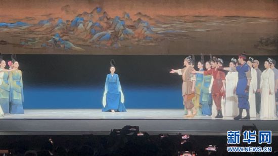 8月1日晚，經(jīng)典舞蹈詩劇《只此青綠》的演藝人員在好萊塢杜比劇院表演結(jié)束后謝幕。曾慧攝