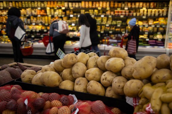 3月28日，顧客在美國紐約市一家超市購買食品。新華社發(fā)（郭克攝）