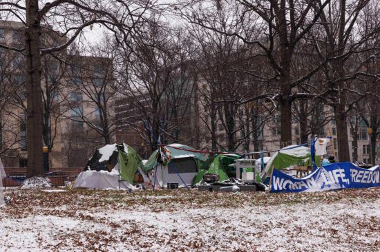 2024年1月15日，在美國首都華盛頓，無家可歸者的帳篷被積雪覆蓋。新華社發(fā)（阿倫攝）