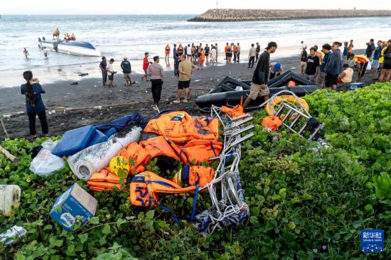 8月5日，在印度尼西亞巴厘島，工作人員在快艇事故現(xiàn)場(chǎng)附近聚集。新華社發(fā)（比辛拉西攝）