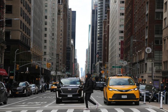 1月5日，在美國紐約曼哈頓，行人通過擁堵減緩區(qū)內(nèi)的一個人行橫道。新華社記者劉亞南攝