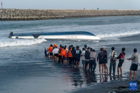 8月5日，在印度尼西亞巴厘島，工作人員將傾覆快艇拉到岸邊。新華社發(fā)（比辛拉西攝）
