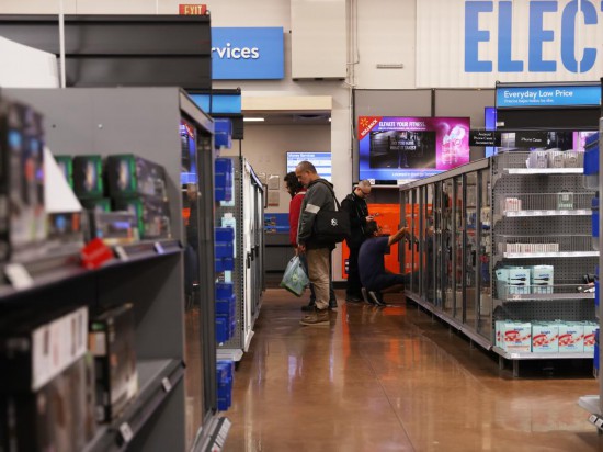 5月15日，顧客在美國加利福尼亞州洛杉磯縣羅斯米德市的一家沃爾瑪商店內(nèi)購物。新華社發(fā)（邱晨攝）