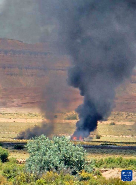 8月5日，在美國亞利桑那州欽利機場附近，墜機現(xiàn)場升起濃煙。新華社/美聯(lián)