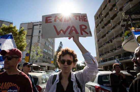 3月19日，人們在位于耶路撒冷的以色列總理府附近參加集會。新華社記者陳君清攝