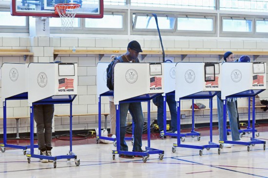 2024年11月5日，選民在美國紐約曼哈頓一處投票站填寫選票。新華社記者李睿攝