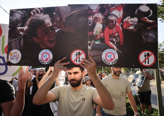 7月25日，在以色列北部薩赫寧，人們抗議以軍對加沙援助物資的流入限制。新華社發(fā)（賈馬爾·阿瓦德攝）