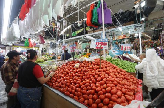 2025年7月14日，在墨西哥首都墨西哥城的一家公共市場，市民正在挑選番茄。（新華社/弗朗西斯科·卡內(nèi)多）