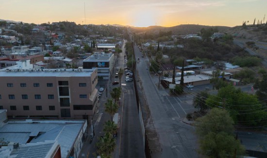 2025年4月1日，墨西哥索諾拉州諾加萊斯市的墨美邊境墻。（新華社/李夢馨）