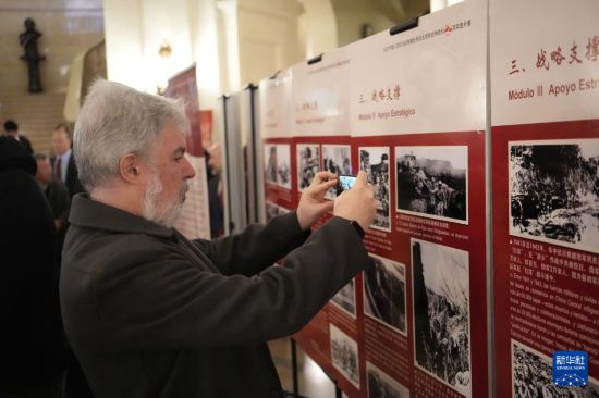 8月4日，嘉賓在阿根廷布宜諾斯艾利斯市議會(huì)參觀紀(jì)念中國人民抗日戰(zhàn)爭暨世界反法西斯戰(zhàn)爭勝利80周年圖片展。新華社記者 張鐸 攝