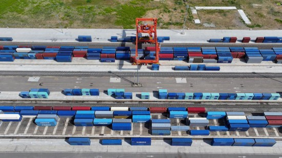 口岸站整齊擺放的集裝箱。（中國(guó)鐵路哈爾濱局集團(tuán)有限公司供圖）