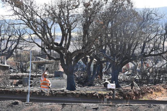 2023年8月22日，工作人員在美國(guó)夏威夷州拉海納鎮(zhèn)進(jìn)行修復(fù)工作。新華社記者高山攝