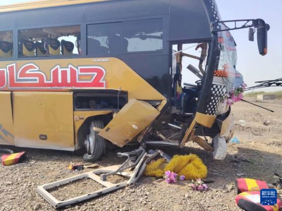 這是8月7日在蘇丹東部紅海州拍攝的發(fā)生交通事故的大巴。新華社發(fā)（蘇丹警方供圖）