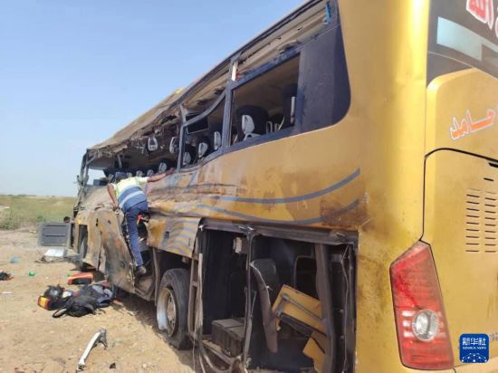 這是8月7日在蘇丹東部紅海州拍攝的發(fā)生交通事故的大巴。新華社發(fā)（蘇丹警方供圖）