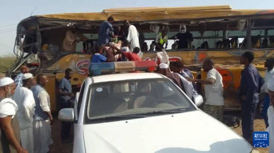 這是8月7日在蘇丹東部紅海州拍攝的發(fā)生交通事故的大巴。新華社發(fā)（蘇丹警方供圖）