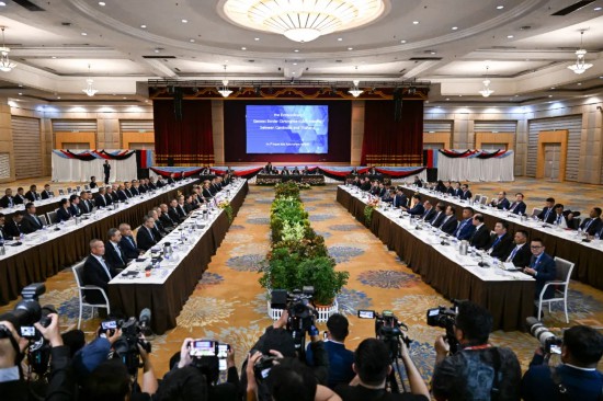 這是8月7日在馬來西亞吉隆坡拍攝的柬埔寨與泰國邊界總委會特別會議現(xiàn)場。新華社記者程一恒攝