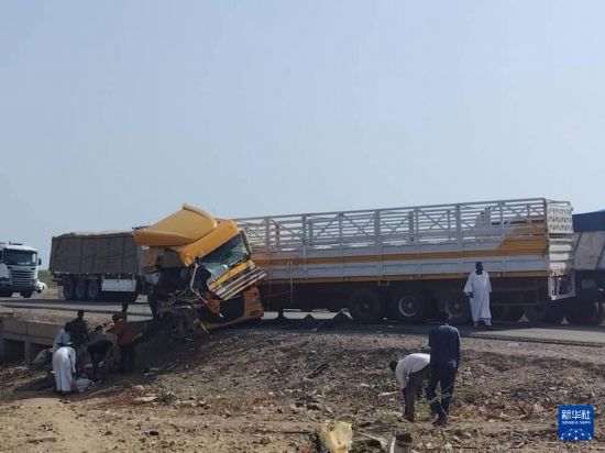 這是8月7日在蘇丹東部紅海州拍攝的發(fā)生交通事故的貨車。新華社發(fā)（蘇丹警方供圖）