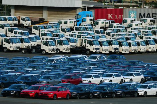 這是7月3日在日本橫濱一處港口拍攝的待售車輛。新華社記者賈浩成攝