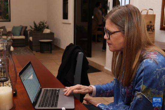 8月7日，在巴拿馬奇里基省博克特地區(qū)，翡翠莊園咖啡總監(jiān)蕾切爾·彼德松關(guān)注咖啡拍賣實時更新。新華社發(fā)（巴拿馬精品咖啡協(xié)會供圖）