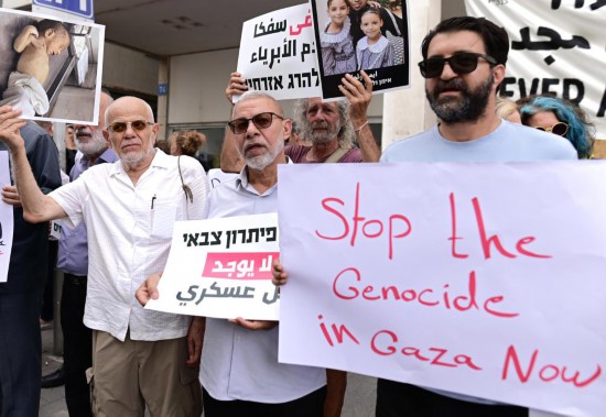 7月29日，人們?cè)谝陨刑乩S夫舉行集會(huì)，呼吁在加沙地帶實(shí)現(xiàn)停火，并解除對(duì)人道主義物資進(jìn)入加沙的限制。新華社發(fā)（托默·諾伊貝格攝/基尼圖片社）