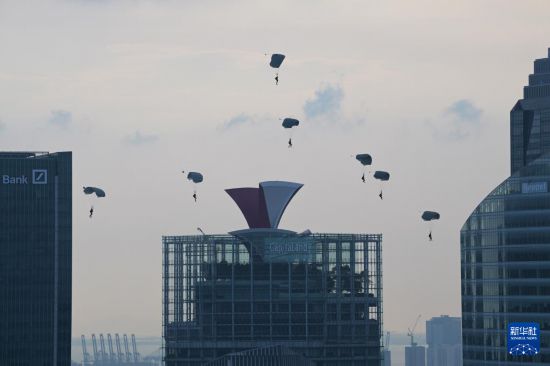 這是8月9日在新加坡濱海灣舉行的60周年國(guó)慶慶典上拍攝的跳傘表演。新華社發(fā)（鄧智煒攝）