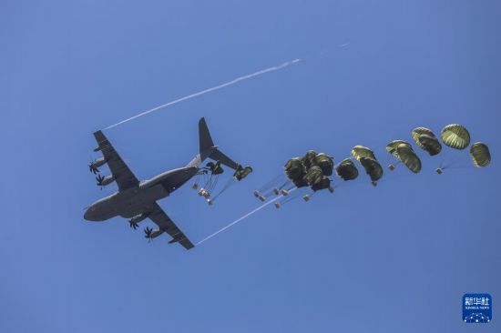 8月8日，飛機(jī)在加沙城上空空投物資。新華社發(fā)（里澤克·阿卜杜勒賈瓦德攝）