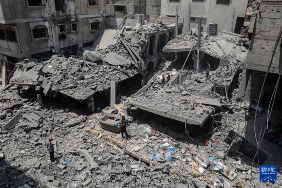  這是8月8日在加沙城拍攝的以軍襲擊后的廢墟。新華社發(fā)（里澤克·阿卜杜勒賈瓦德攝）