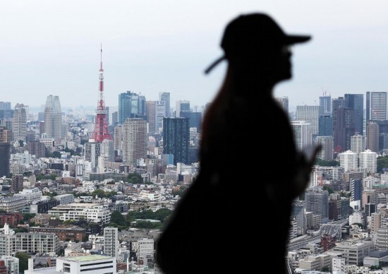 5月15日，在日本東京，游客在惠比壽站附近的一座高樓內(nèi)欣賞城市景觀。新華社記者賈浩成攝