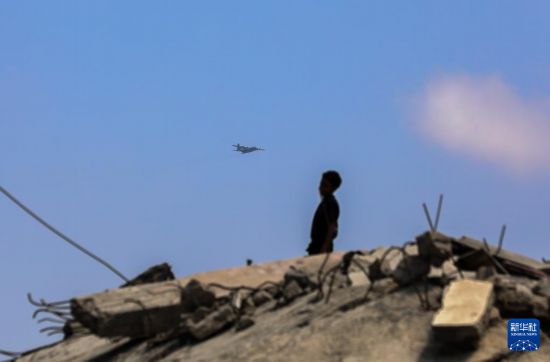  8月8日，飛機(jī)在加沙城上空空投物資。新華社發(fā)（里澤克·阿卜杜勒賈瓦德攝）