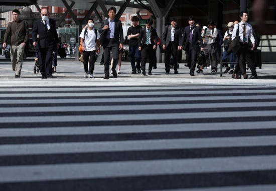 5月15日，在日本東京，行人通過東京站附近的一處人行橫道。新華社記者賈浩成攝