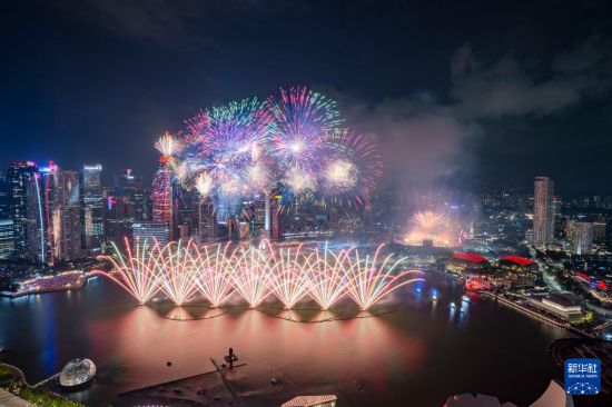這是8月9日在新加坡濱海灣舉行的60周年國慶慶典上拍攝的焰火表演。新華社發(fā)（鄧智煒攝）