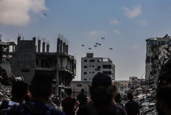 8月8日，飛機(jī)在加沙城上空空投物資。新華社發(fā)（里澤克·阿卜杜勒賈瓦德攝）