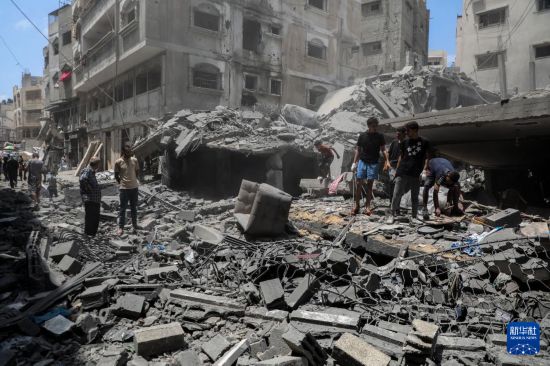  8月8日，民眾在加沙城查看以軍襲擊后的廢墟。新華社發(fā)（里澤克·阿卜杜勒賈瓦德攝）