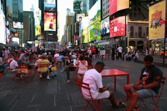 6月24日，人們在美國紐約時報廣場休閑。新華社記者劉亞南攝