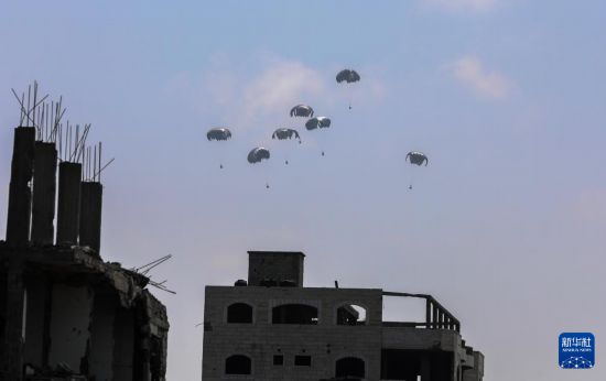 8月8日，飛機(jī)在加沙城上空空投物資。新華社發(fā)（里澤克·阿卜杜勒賈瓦德攝）
