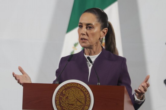 3月4日，在墨西哥首都墨西哥城國(guó)家宮，墨西哥總統(tǒng)辛鮑姆在新聞發(fā)布會(huì)上講話。新華社發(fā)（弗朗西斯科·卡涅多攝）